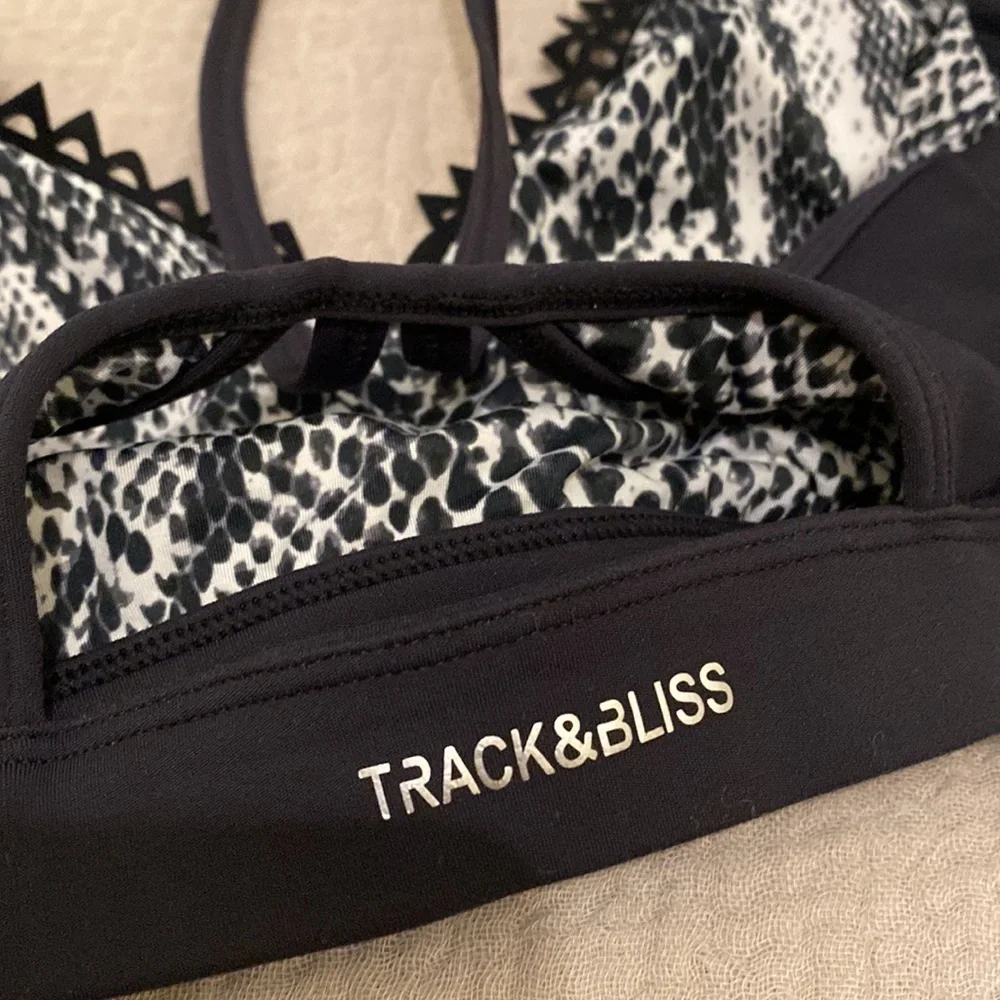 TRACK & BLISS TWO SIDE SPORT BRA. Black & sneake print . Size S